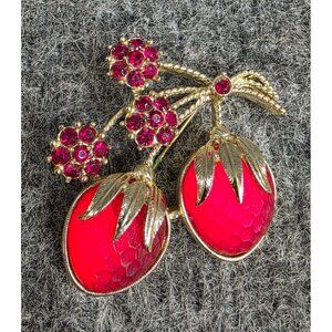 Sarah Coventry Gold Tone Strawberry Pin Brooch W/ Red Enamel Rhinestone Vtg